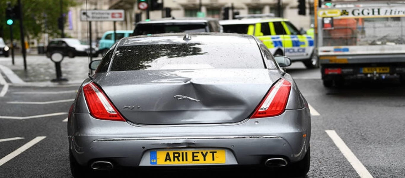 Οι πρώτες φωτογραφίες από το τροχαίο του Μ. Τζόνσον που προκλήθηκε από διαδηλωτές